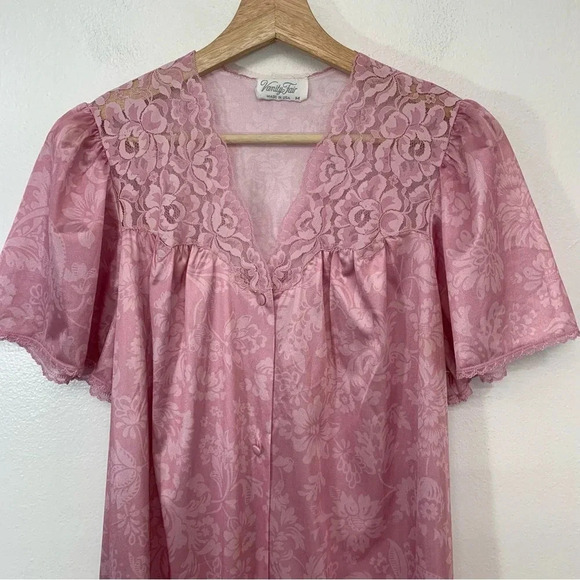Vintage Vanity Fair Nightgown Medium Pink Short Flutter Sleeve Lace Detail USA - Picture 2 of 14